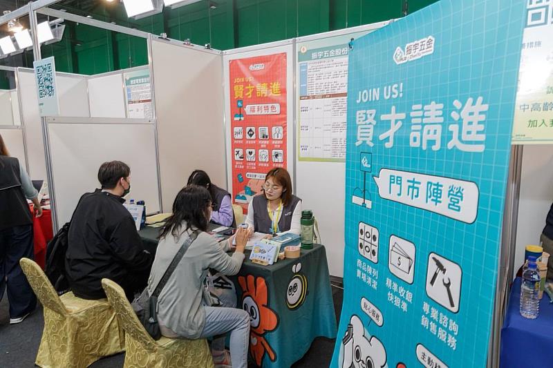 中高齡及高齡人才「就業穩定性高」、「工作經驗豐富」等特質，是企業願意僱用的原因之一(歷史照片)