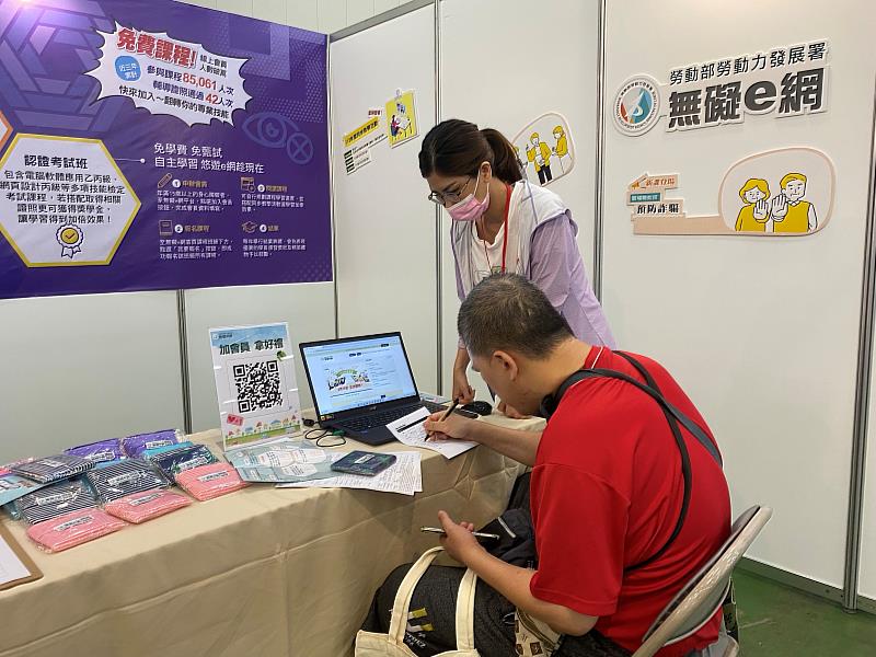 身障者在活動會場報名參加勞動力發展署「無礙e網」自主學習課程（歷史照片）