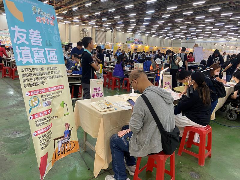 友善填寫區配置擴視機、照明檯燈等輔助設備（歷史照片）