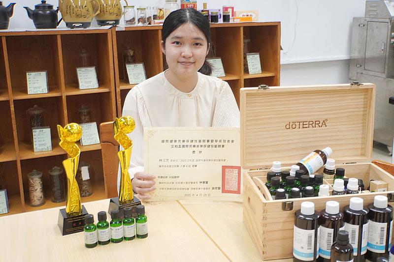 大葉大學藥保系碩士生林玉芳在艾柏盃抱回雙冠軍