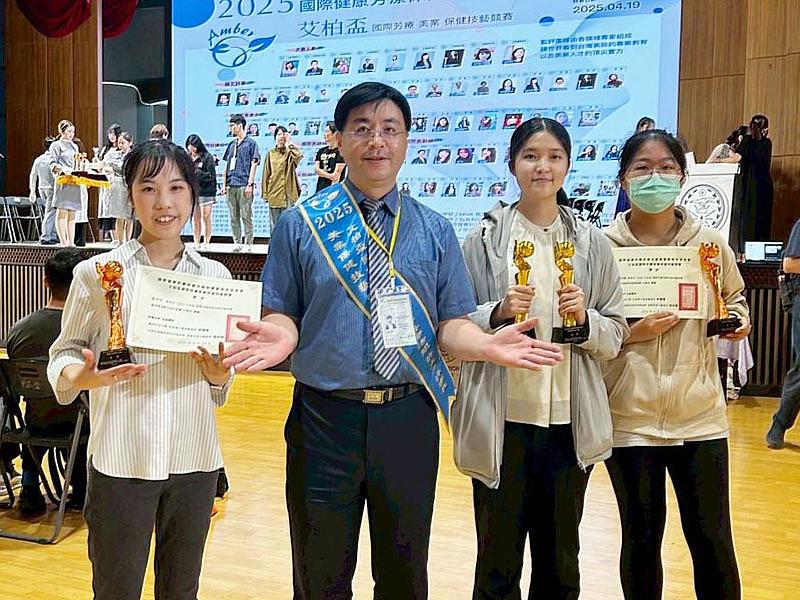 大葉大學藥保系許文光老師(左二)帶領學生挑戰艾柏盃