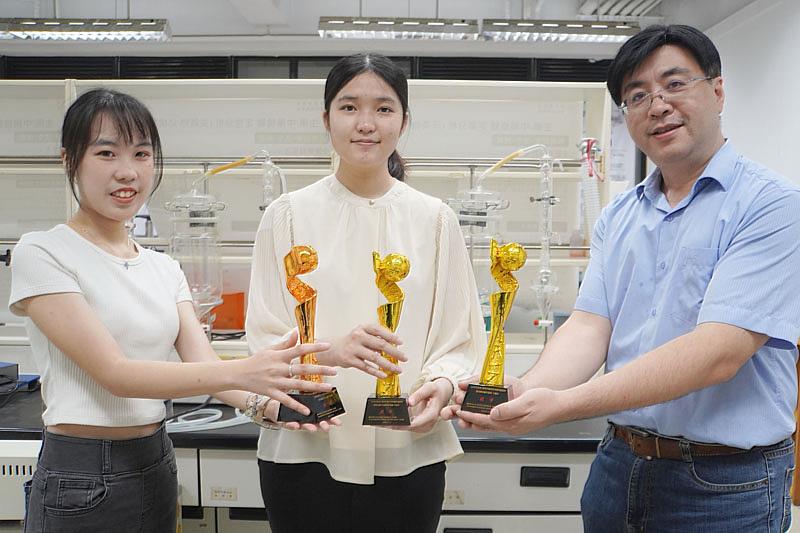 大葉大學藥保系許文光老師(右)恭喜學生獲獎