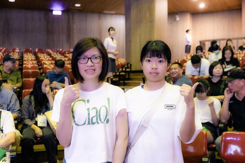 來自金門的鍾祺瑩(右)與母親一同參加活動，她已透過離島保送方式錄取英國語文科並副修國際商務，特地來文藻參觀校園與學習環境。