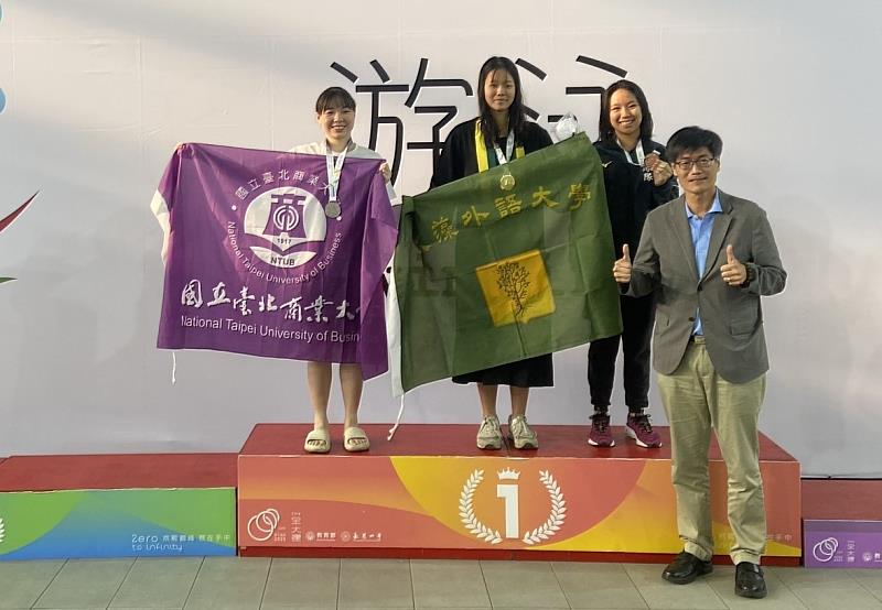 文藻外語大學五專英文科學生陳岫彣（中）於114年全國大專校院運動會勇奪一般女生組50公尺、100公尺與200公尺蛙式三面金牌。圖為文藻林楚雄副校長（右）擔任200公尺頒獎嘉賓，親自頒贈獎牌。