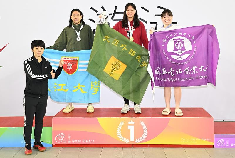 文藻外語大學陳岫彣（右二）在全大運一般女生組100公尺蛙式奪下金牌，由文藻體育教學中心劉於侖老師（左）擔任頒獎嘉賓，親自頒發獎牌。相片提供／全大運