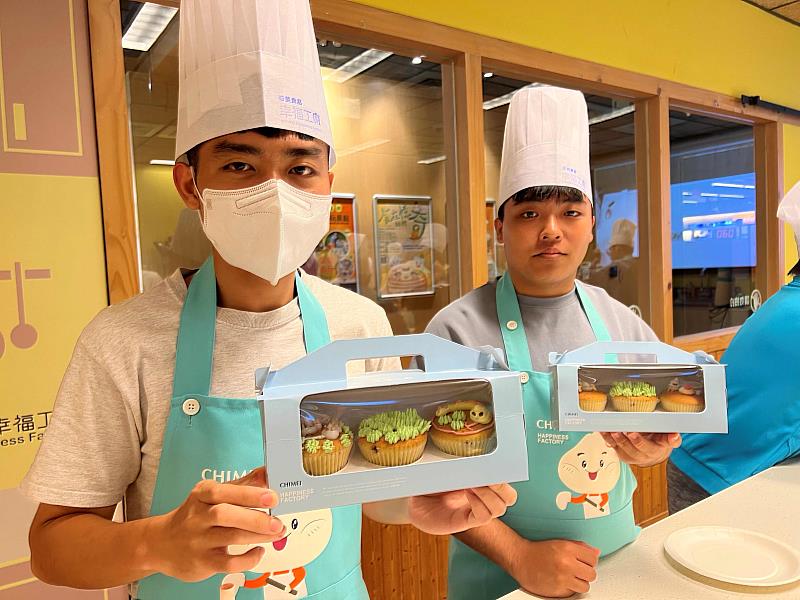 學生與手作杯子蛋糕成品合影