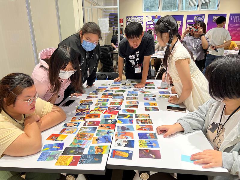 學生於雲嘉南青年職涯發展中心進行活動,透過桌遊牌卡自我覺察
