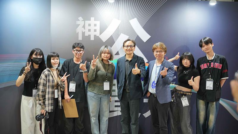 鐘俊顏副校長(右4)與創媒學院邱國峻院長(右3)出席支持，與公廣系畢製籌備組學生合影