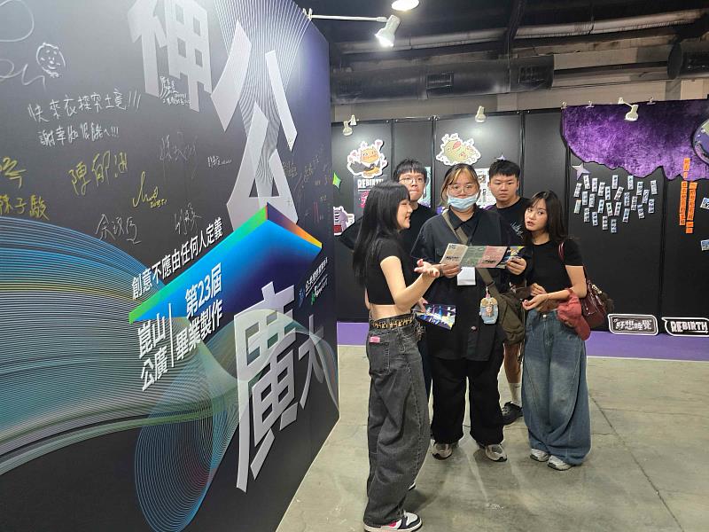畢業製作籌備組學生向前來觀摩的學子介紹本次展覽組別概況