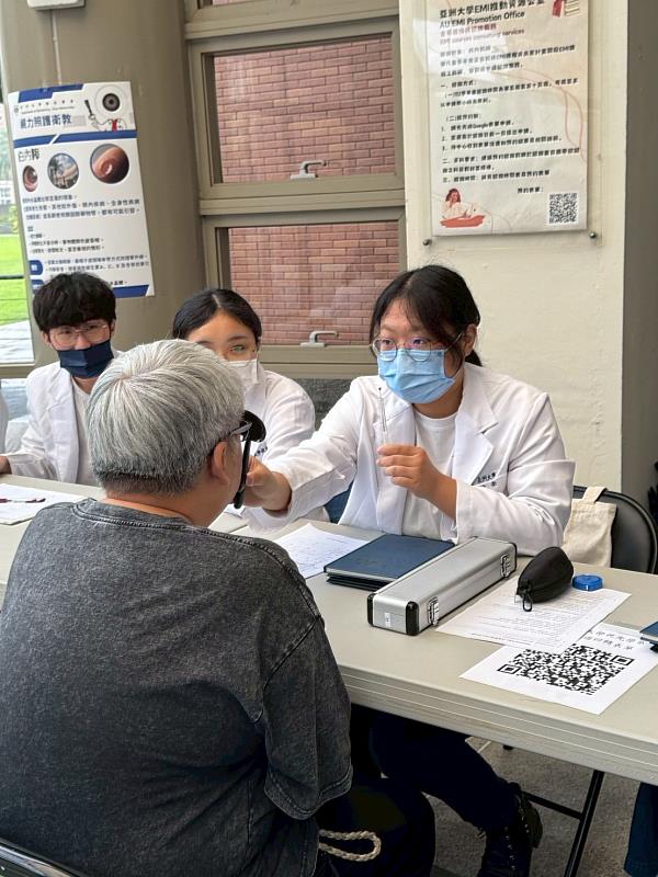 亞大視光系同學，為校內老師進行視覺機能評估。