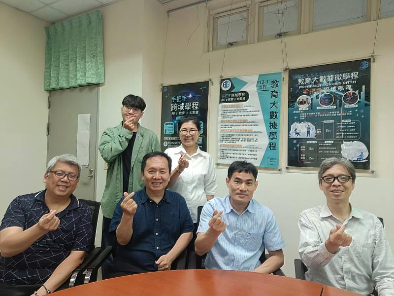 亞大資電學院舉辦「AI教育與數位學習實務分享會」,邀請雲林縣政府教育處數位學習推動辦公室主任劉宏龍(前排左2)演講。