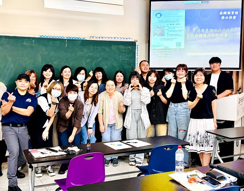 李碩華家防官(左1)回亞大專題演講，與亞大社工系師生合影。