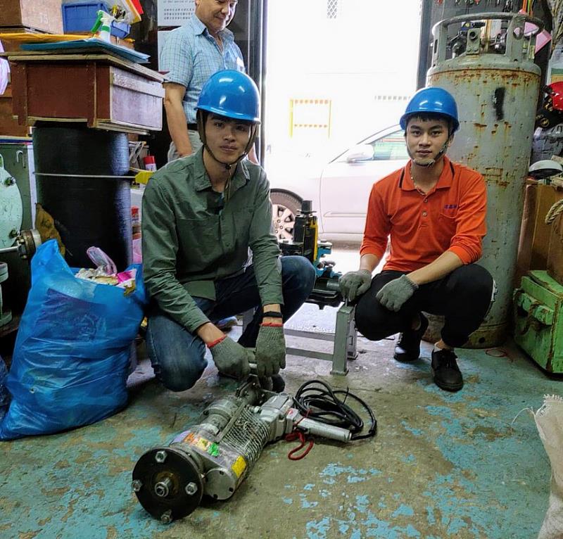 武文康(左)及武文俠(右)非常感謝劉飛龍董事長手把手教導施工要領,為他們奠定專業基礎。