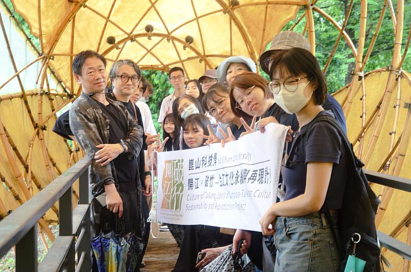 師生在作品「橋繭」內合照