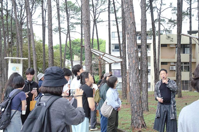 交大建築研究所所長許倍銜講解作品「浮林」