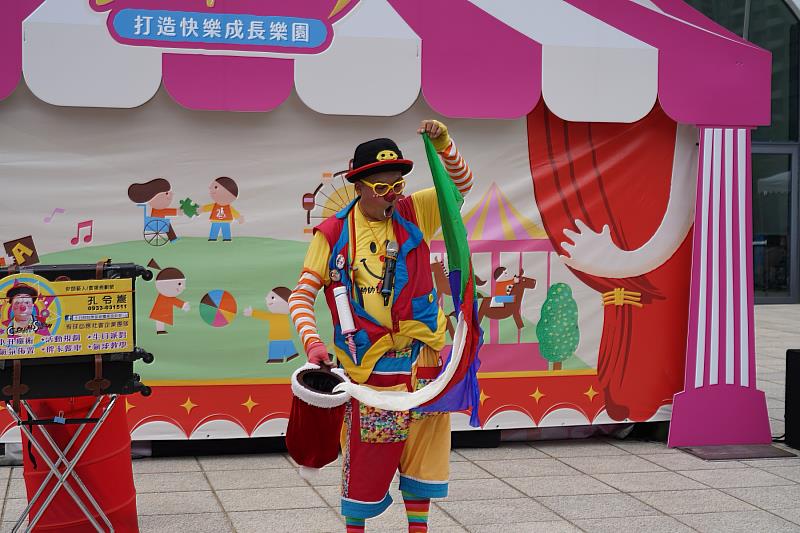 氣球魔術師帥帥熊，表演超吸睛