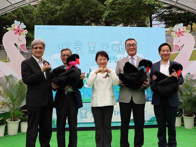 張國恩校長(右)指出,東海湖目前正進行全面改造,未來將結合落羽松與玫瑰園,打造成台中市推廣城市生態教育最理想的場域之一。