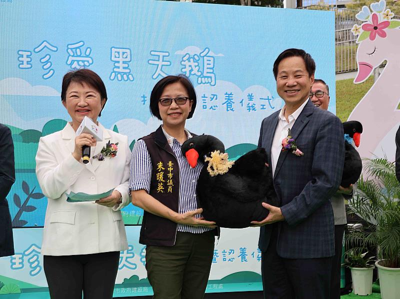 台中市長盧秀燕特別致贈來自秋紅谷的黑天鵝，安置於東海湖，象徵祝福與希望，也將在九月與新生一同成為「東海人」。