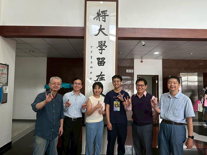 許彧銘同學(右三)與媽媽張瀞文(左三)兩人皆選擇佛大就讀，是對於佛光大學辦學最大的肯定。
