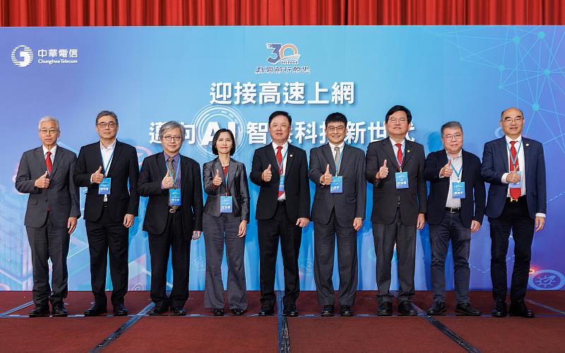中華電信今舉辦研討會齊聚產官學界，中華電信董事長簡志誠(中)、總經理林榮賜(右3)、個人家庭分公司總經理胡學海(左1)、網路技術分公司總經理賈仲雍(右1)，與數位發展部次長葉寧(右4)、國家通訊傳播委員會委員王怡惠(左4)以及國科會科技政策諮詢專家室主任蔡志宏(左3)、台灣諾基亞通信公司總經理劉明達(左2)、DIGITIMES副總經理黃逸平(右2)等貴賓合影。