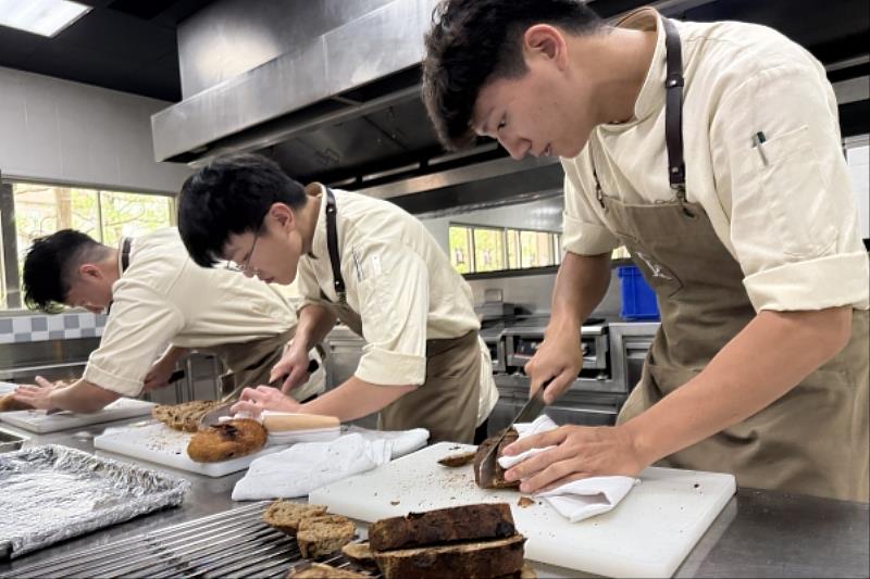 用餐麵包也由學生自製