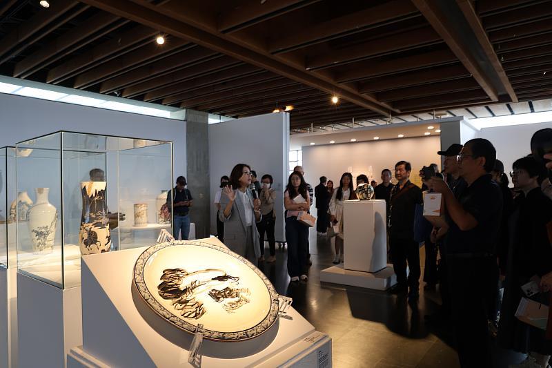 策展人劉碧旭、參展者為觀眾導覽分享作品。