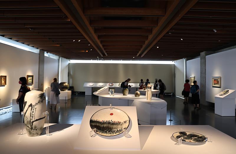 「相遇：臺灣陶瓷的美術風景」以陶瓷與美術的交會為主題，展出103件陶藝作品，呈現畫家的多元繪畫技法。
