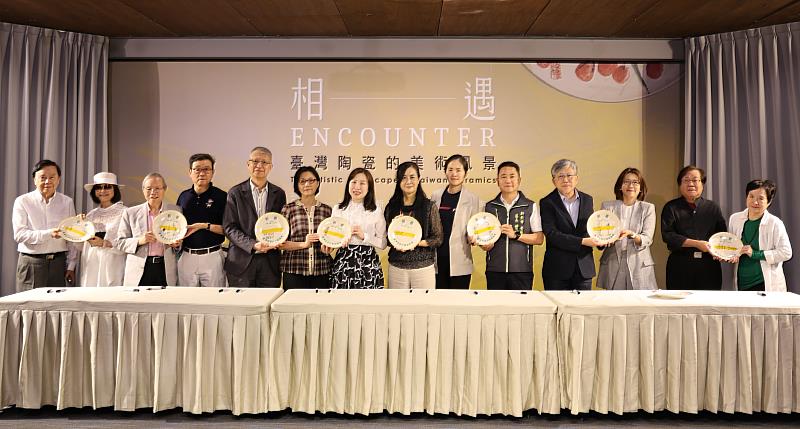 文化局副局長于玟(右七)、陶博館館長張啟文(左七)和與會貴賓特展紀念陶盤上簽名留念，一起祝福展覽圓滿順利。