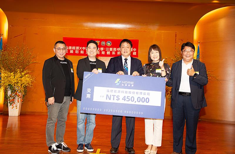 左起周仕昌總經理、謝源一董事長、王子奇校長、曾慧媚校長及張俊峰校長。