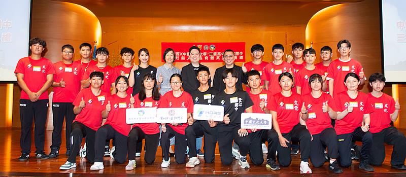 文大划船隊選手與泓德能源合影。