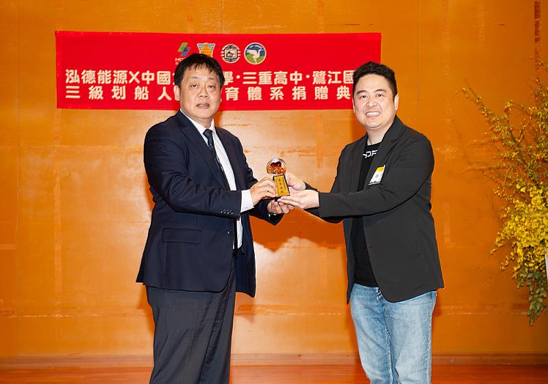 王子奇校長（左）感謝泓德能源謝源一董事長（右）對體育選手的熱情挹注。