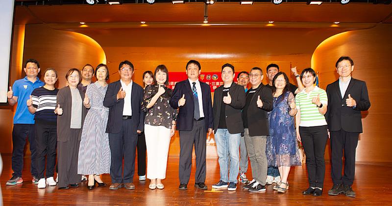文大老師、三重高中及鷺江國中及泓德能源科技股份有限公司合影。