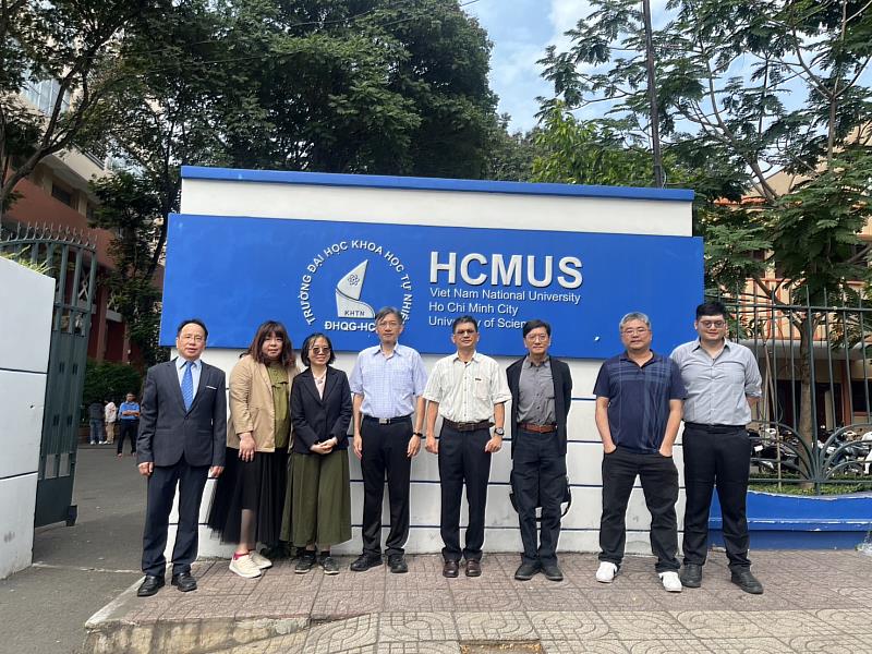 訪團首站拜訪胡志明市自然科學大學。