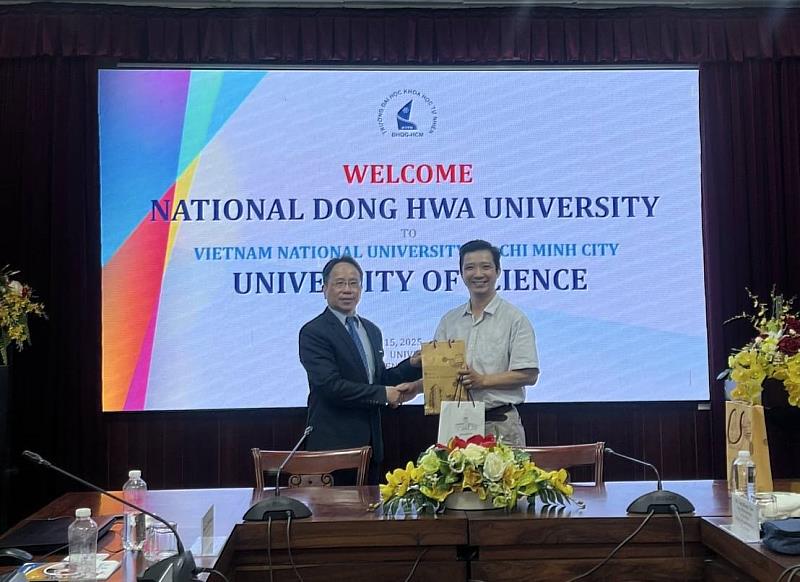 胡志明市自然科學大學交流座談。