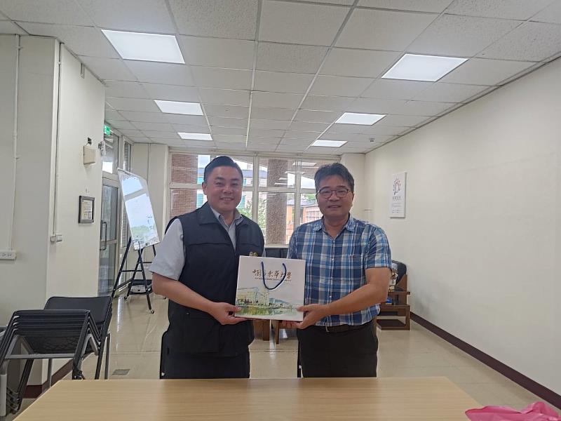 學務長林俊瑩教授致贈陳盈元分局長東華紀念品。