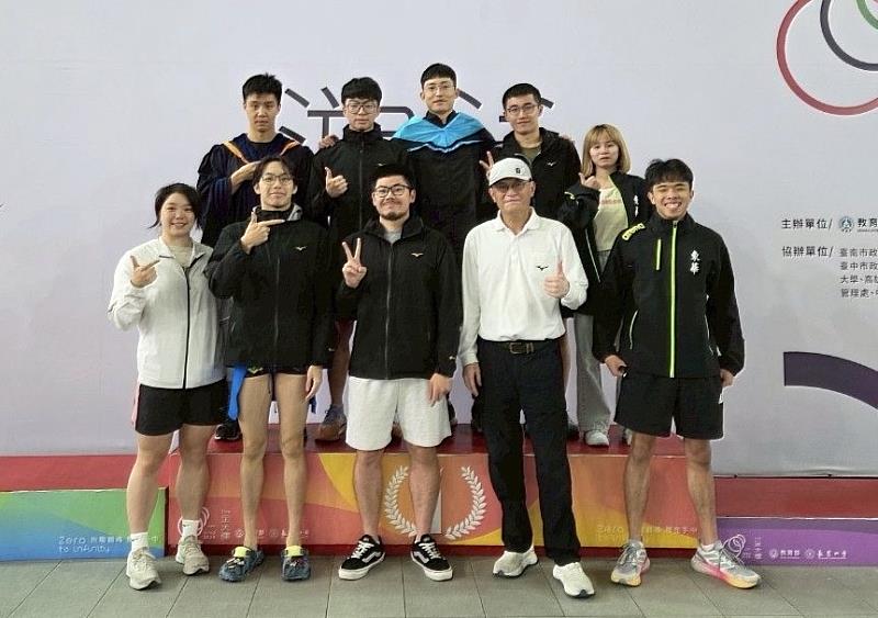 東華大學游泳甲組成員合照。