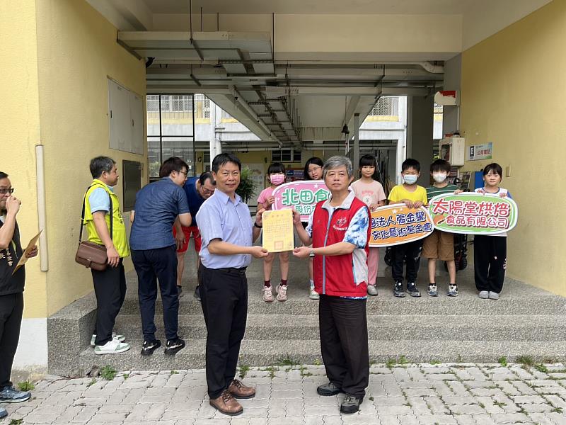 財團法人張金鑾文化藝術基金會與臺中市救國團共同主辦「偏鄉送愛關懷學童贈課後點心」公益行動
