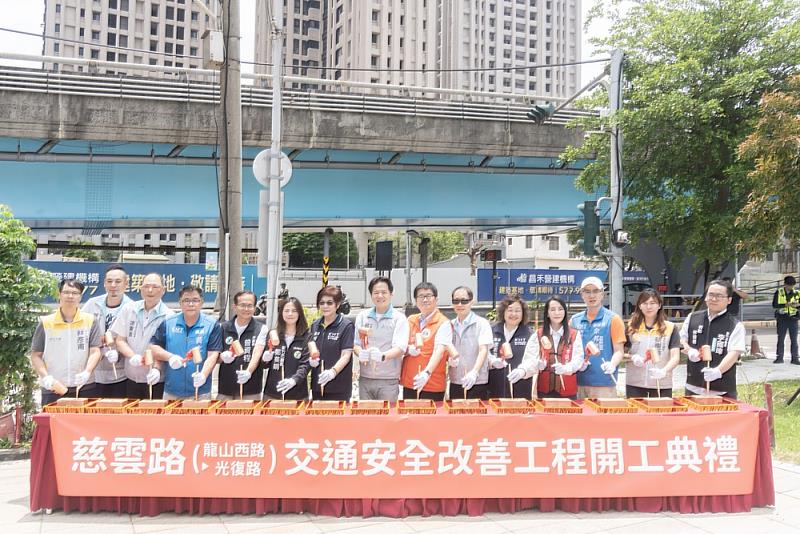 圖1 竹市慈雲路交通改善工程開工,敲磚儀式合影。