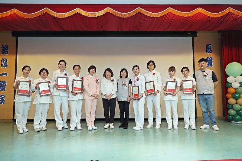0_黃敏惠市長為資深及優良護理人員頒獎 (2)