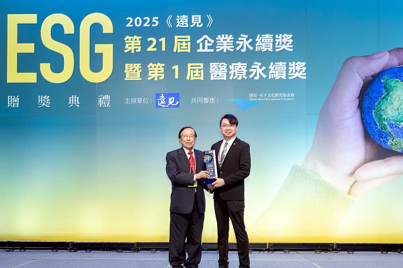 信義房屋獲遠見ESG企業永續獎三項大獎肯定，更憑藉「啟動人生續航力 銀閃閃服務計畫」獲「樂齡友善組」傑出方案首獎，以「幸福感極大化，照顧負擔極小化」為宗旨，鼓勵長者主動參與生活設計與社會貢獻。信義房屋由副總經理信泓浚代表領獎。
