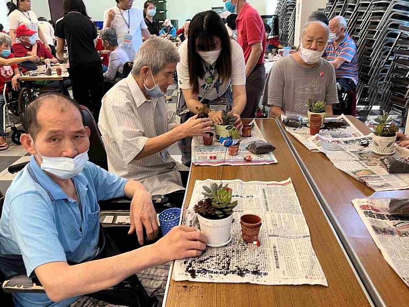東海持續透過課外學習與社會實踐活動，鼓勵學生走出教室，投入公益，培養同理心與責任感。