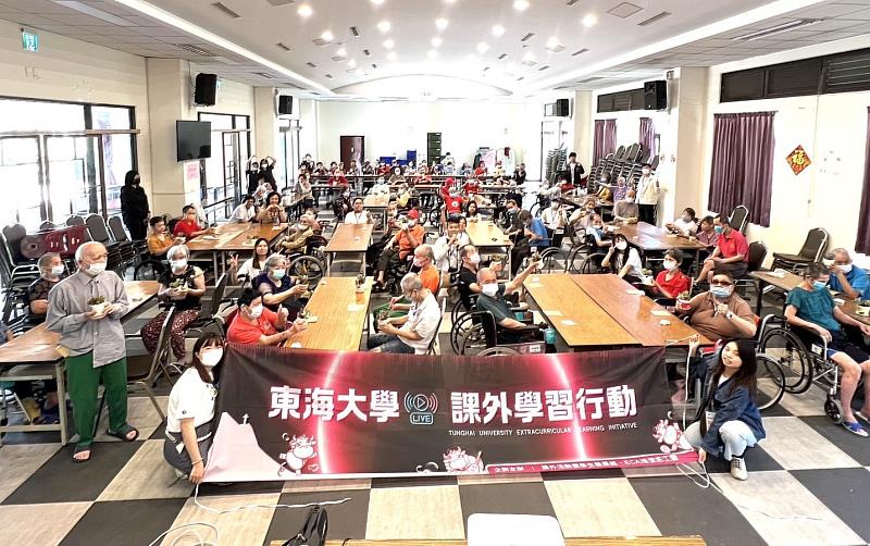 迎接母親節,東海大學近日前進彰化慈生仁愛院與慈恩老人養護中心,陪伴長者與身心障礙者提前歡度溫馨佳節。