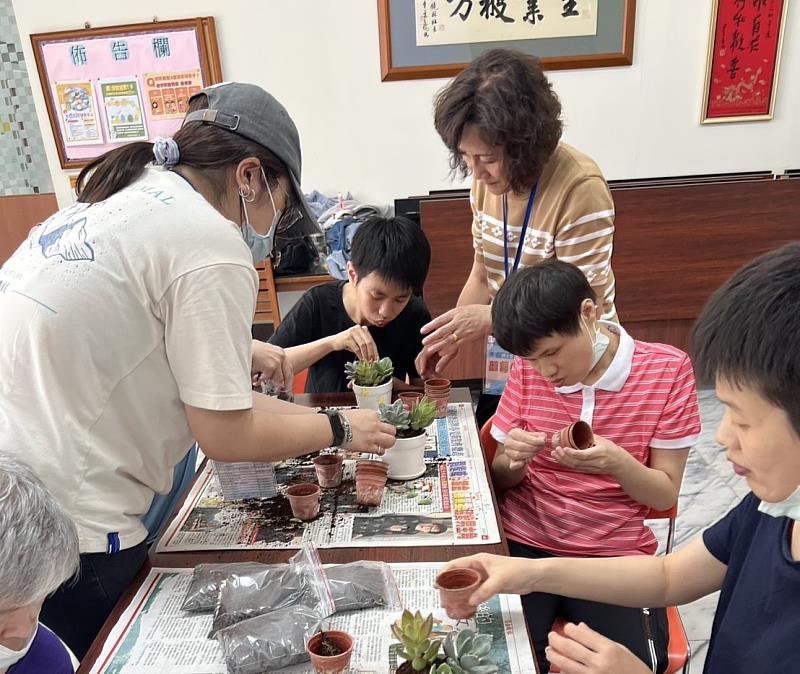 集結東海學生志工與婦女會師母、教師們的熱情參與，為社會注入溫暖的力量。