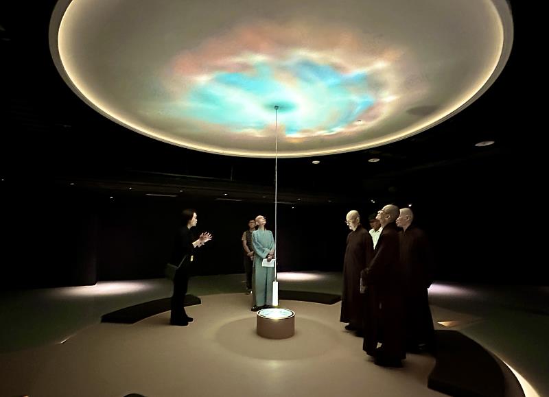 法源法師參訪「光在萬物」特展。（圖由世界宗教博物館提供）