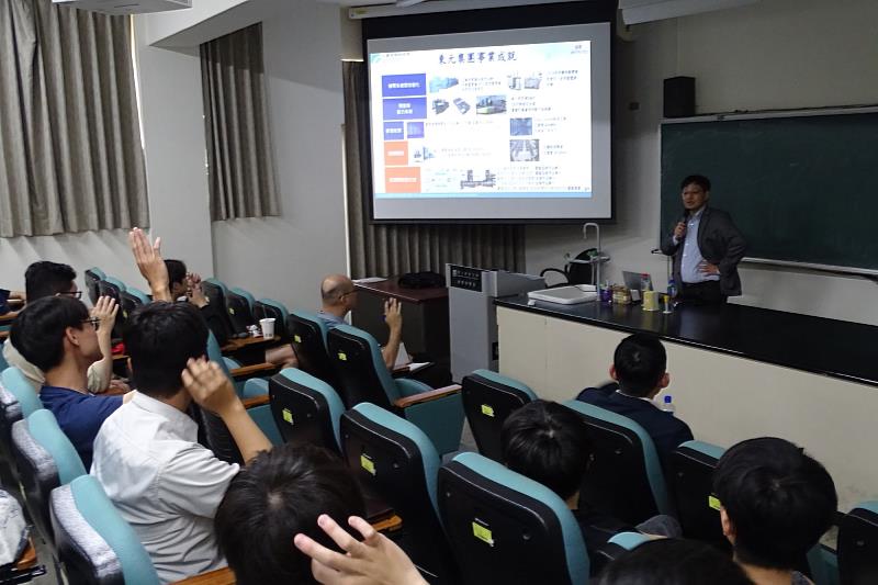 南大材料系師生於講座中踴躍提問,饒教授耐心回應各項問題,展現產學交流熱度與學習能量