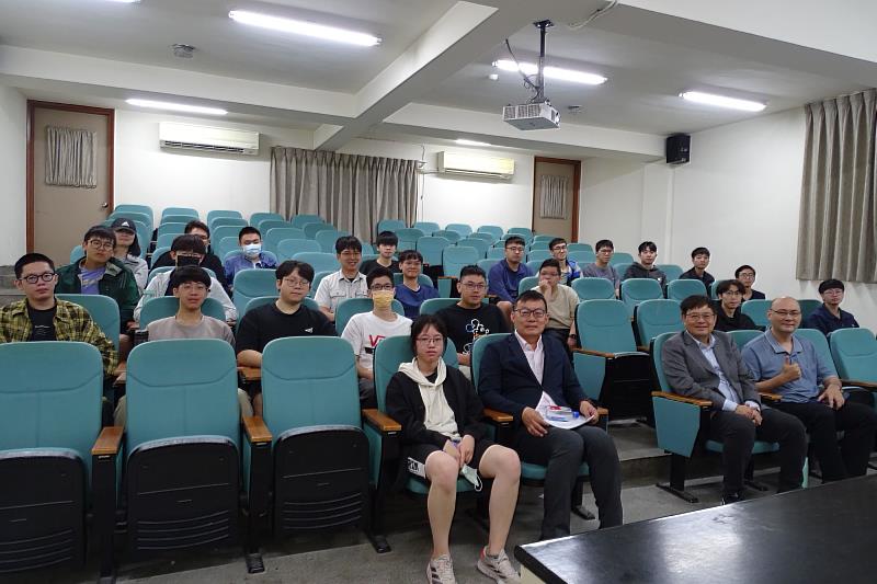 饒達仁教授與南大材料系師生合影留念，為智慧製造與永續發展的交流畫下圓滿句點