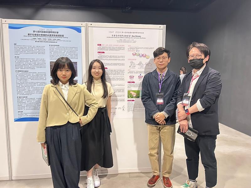 入圍雙重大獎的北商大學生陳劭承、靖捷宇、王宜巧三位同學，在創科系江振維老師(右)的指導下成功創作出佳作。
