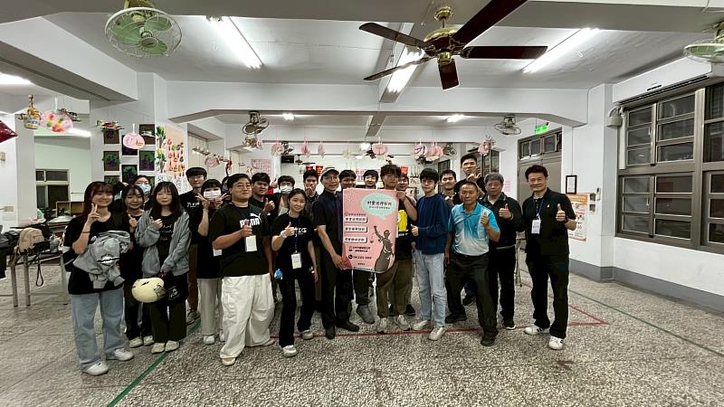 參與服務的亞大法律服務社同學，和里民合影。