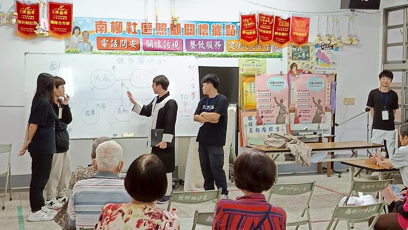 亞大法律服務社同學，以話劇表演融入法律概念。