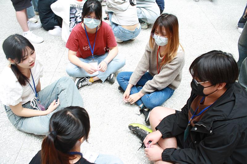 在一日社工營中，學員針對不同社會議題進行討論。